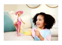 Barbie Bambola Bionda Con Costume Da Bagno Rosa E Bianco, Pareo A Pois, Cappello Da Sole, Tote Bag E Tanti Accessori Da Spiaggia, 3+ Anni, Hpl73