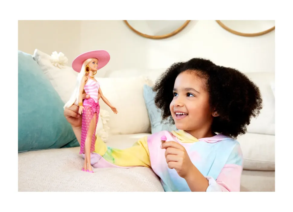 Barbie Bambola Bionda Con Costume Da Bagno Rosa E Bianco, Pareo A Pois, Cappello Da Sole, Tote Bag E Tanti Accessori Da Spiaggia, 3+ Anni, Hpl73