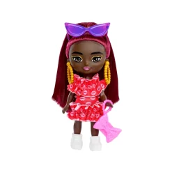 Barbie Barbie Extra Mini Minis, Bambola Con Capelli Bordeaux E Occhiali Da Sole, Abito Rosso Con Volant, Vestiti E Accessori, Giocattolo Per Bambini, 3+ Anni, Hln47