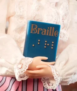 Barbie Helen Keller, Bambola Da Collezione Con Blusa E Gonna, Certificato Di Autenticita, 6+ Anni