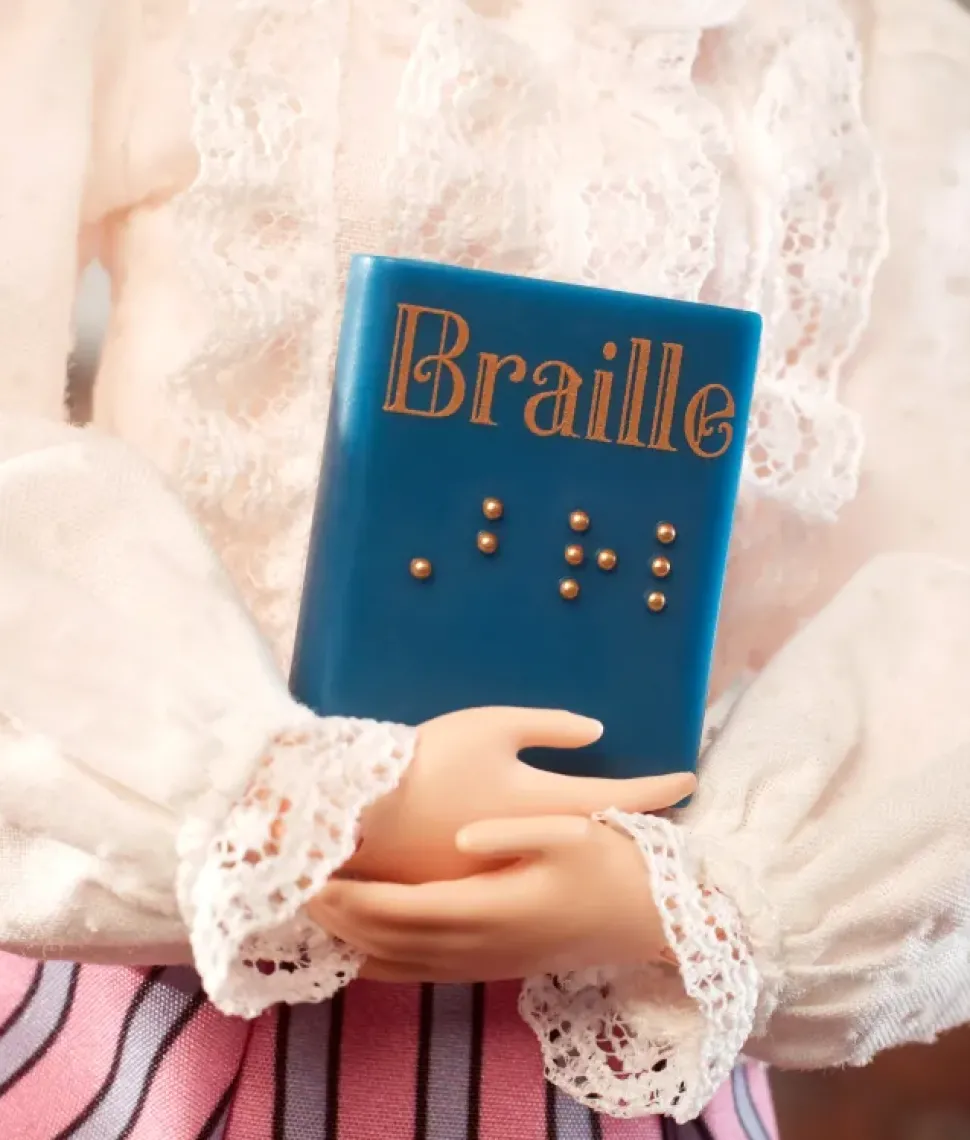 Barbie Helen Keller, Bambola Da Collezione Con Blusa E Gonna, Certificato Di Autenticita, 6+ Anni