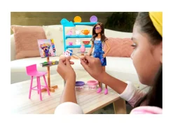 Barbie Studio D'Arte Creativita E Relax, Bambola Barbie, Oltre 25 Accessori Per Creare E Dipingere, Pasta Da Modellare, Stampi, Tele E Altro Ancora, Giocattolo Per Bambini Dai 3 Ai 7 Anni