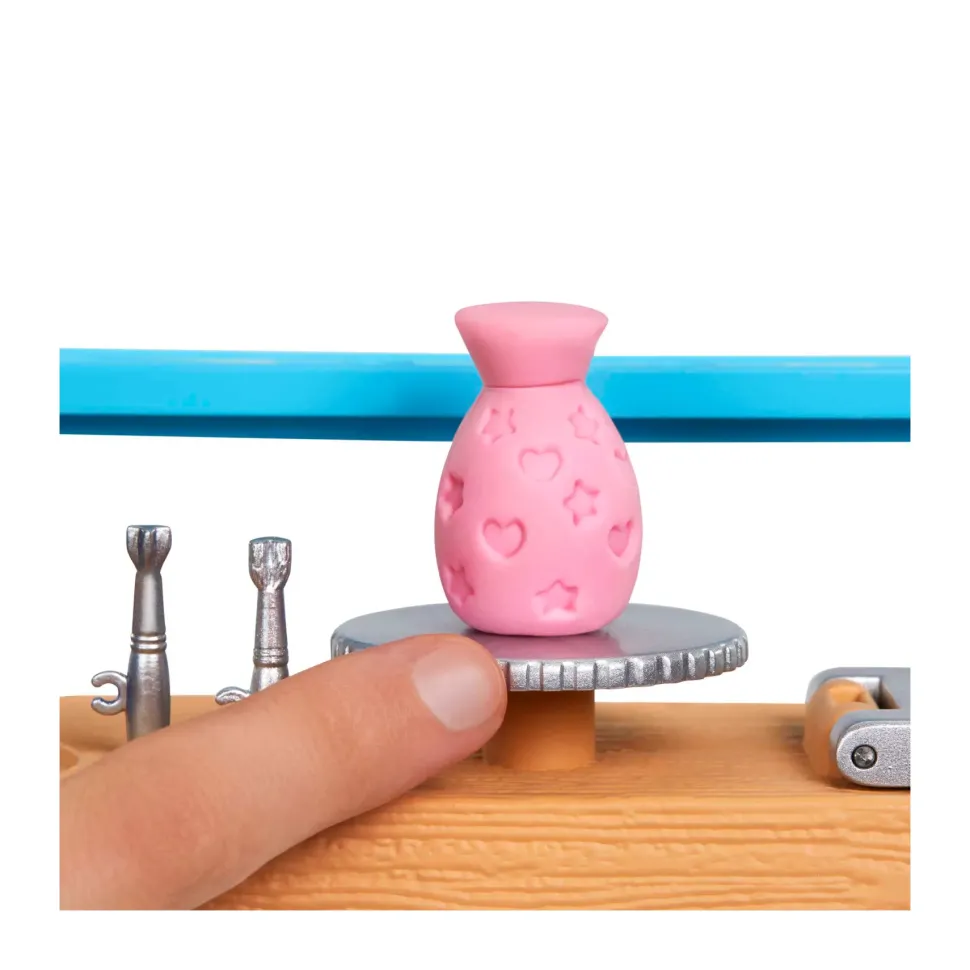 Barbie Studio D'Arte Creativita E Relax, Bambola Barbie, Oltre 25 Accessori Per Creare E Dipingere, Pasta Da Modellare, Stampi, Tele E Altro Ancora, Giocattolo Per Bambini Dai 3 Ai 7 Anni