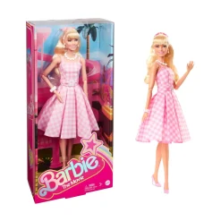 Barbie The Movie Margot Robbie, Bambola Del Film Barbie Da Collezione Con Abito Vintage A Quadretti Rosa E Bianco E Collana Con Margherita, 3+ Anni, Hpj96