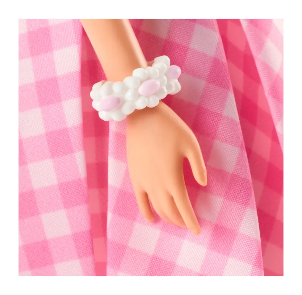 Barbie The Movie Margot Robbie, Bambola Del Film Barbie Da Collezione Con Abito Vintage A Quadretti Rosa E Bianco E Collana Con Margherita, 3+ Anni, Hpj96