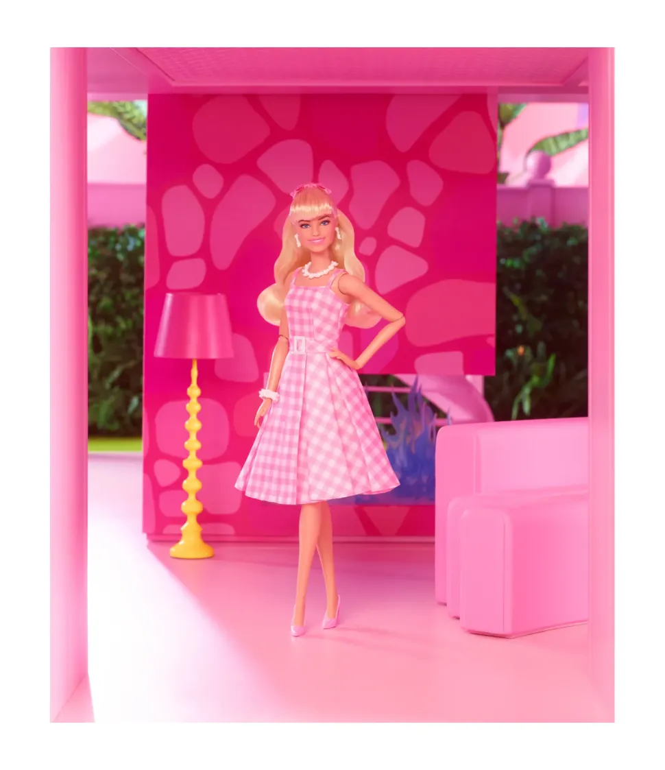 Barbie The Movie Margot Robbie, Bambola Del Film Barbie Da Collezione Con Abito Vintage A Quadretti Rosa E Bianco E Collana Con Margherita, 3+ Anni, Hpj96