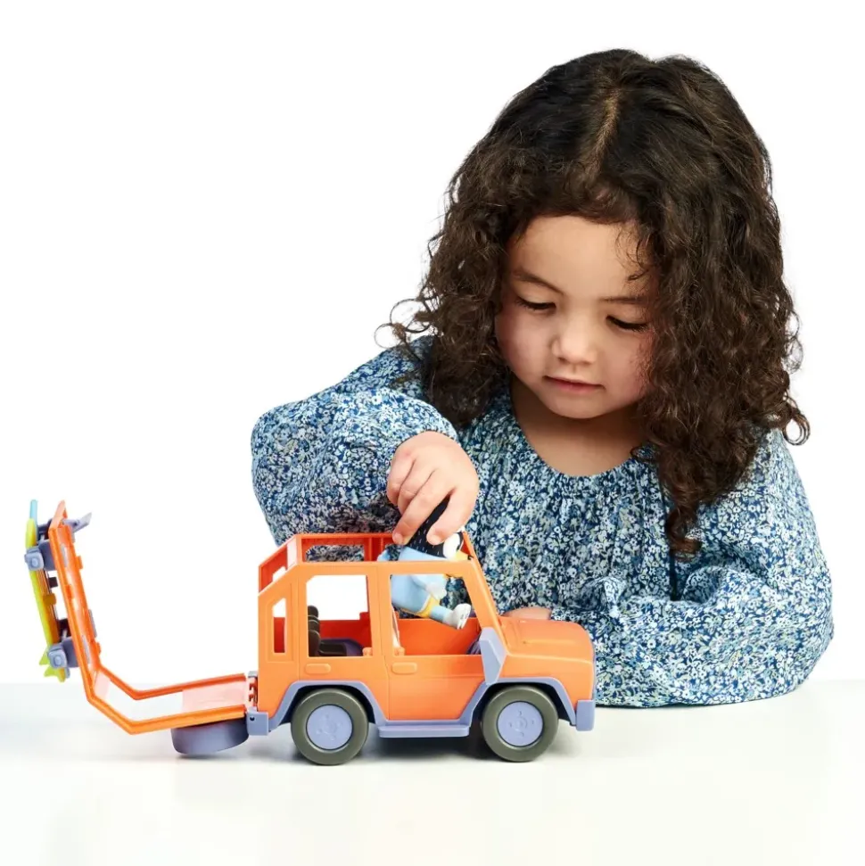 Bluey Auto 4 4, Veicolo Fuoristrada Della Famiglia, Incluso Papa Bandit Alto Circa 8 Cm E 2 Tavole Da Surf, Come Visto In Tv