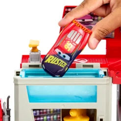 Cars Mack Officina Cambia Colore, Playset Con Truck E Saetta Mcqueen Trasformabili