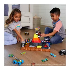 Hot Wheels Monster Trucks Arena Degli Scontri Bone Shaker Sfida Demolizione, Playset Che Include 1 Monster Truck Bone Shaker E 3 Auto Da Demolire, Giocattolo Per Bambini, 4+ Anni, Hnb96