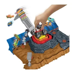 Hot Wheels Monster Trucks Arena Degli Scontri Bone Shaker Sfida Demolizione, Playset Che Include 1 Monster Truck Bone Shaker E 3 Auto Da Demolire, Giocattolo Per Bambini, 4+ Anni, Hnb96