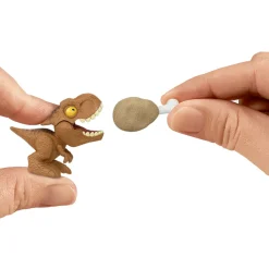 Jurassic World Crushivores Assortimento, Mini Dinosauro Nascosto Nella Sabbia E 2 Diverse Paste Da Modellare Con Sorprese Incluse