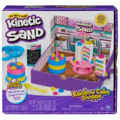 Kinetic Sand Rainbow Cake Shoppe, 680 G Di Sabbia Da Gioco Gialla, Rosa, Blu E Bianca Profumata Alla Vaniglia, 10 Attrezzi Da Cucina E Accessori, Giocattoli Sensoriali Per Bambini Dai 5 Anni In Su