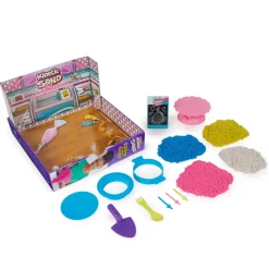 Kinetic Sand Rainbow Cake Shoppe, 680 G Di Sabbia Da Gioco Gialla, Rosa, Blu E Bianca Profumata Alla Vaniglia, 10 Attrezzi Da Cucina E Accessori, Giocattoli Sensoriali Per Bambini Dai 5 Anni In Su