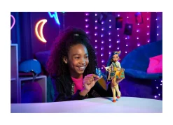 Monster High Cleo De Nile, Bambola Snodata Alla Moda, Dai Capelli Con Ciocche Blu, Con Accessori E Cagnolino, Giocattolo Per Bambini, 4+ Anni, Hhk54