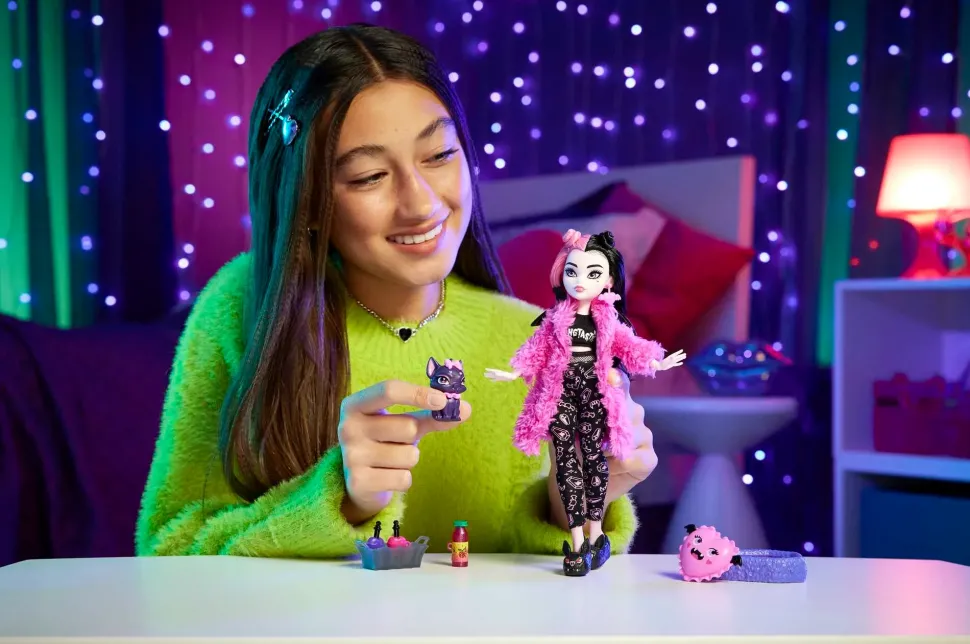 Monster High Draculaura Creepover Party, Bambola Con Outfit Dettagliato E Accessori Per Il Pigiama Party, Cucciolo Di Pipistrello Conte Fabulous Incluso