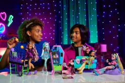 Monster High Playset Salone Degli Studenti Con Mobili, Accessori A Tema, 2 Animali Domestici E Distributore Automatico Funzionante