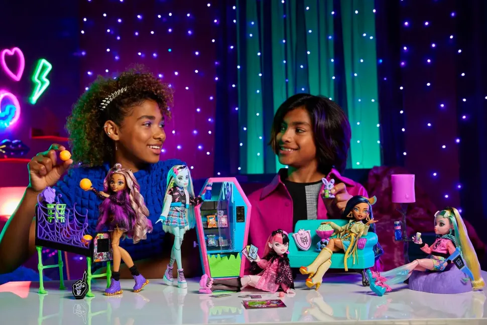 Monster High Playset Salone Degli Studenti Con Mobili, Accessori A Tema, 2 Animali Domestici E Distributore Automatico Funzionante