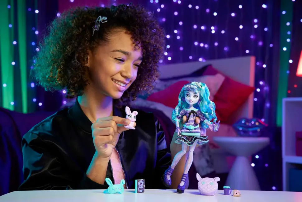 Monster High Twyla Creepover Party, Bambola Con Outifit Dettagliato E Accessori Per Il Pigiama Party, Cucciolo Coniglietto Dustin Incluso