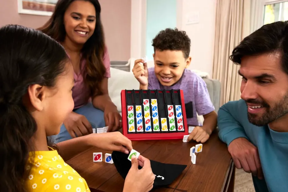 Uno Quattro, Posiziona Quattro Tessere E Abbina Colore E Numero